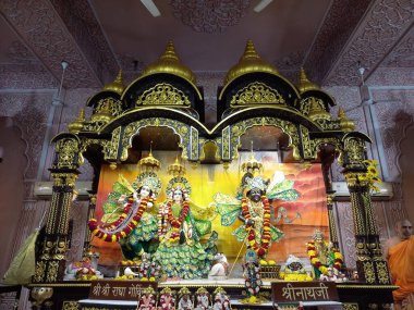 Ikcon Tapınağı 'ndaki Radha Govindji' nin güzel heykelleri Ahmedabad, Gujarat, Hindistan 
