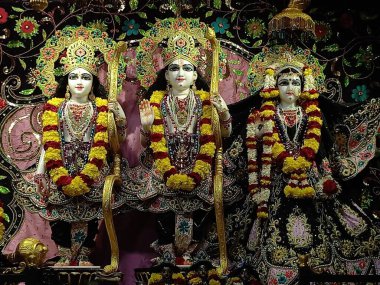 Ikcon Tapınağı 'ndaki Radha Govindji' nin güzel heykelleri Ahmedabad, Gujarat, Hindistan 