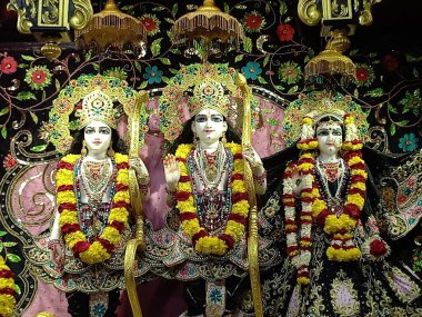 Ikcon Tapınağı 'ndaki Radha Govindji' nin güzel heykelleri Ahmedabad, Gujarat, Hindistan 