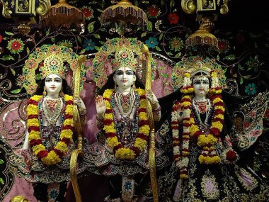 Ikcon Tapınağı 'ndaki Radha Govindji' nin güzel heykelleri Ahmedabad, Gujarat, Hindistan 