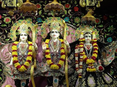 Ikcon Tapınağı 'ndaki Radha Govindji' nin güzel heykelleri Ahmedabad, Gujarat, Hindistan 