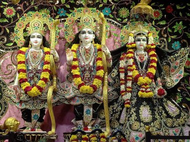 Ikcon Tapınağı 'ndaki Radha Govindji' nin güzel heykelleri Ahmedabad, Gujarat, Hindistan 