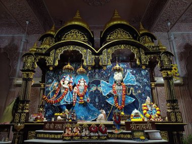 beautiful dresses of Lord krishna and radha rani,beautiful makeup of both is mesmerizing,I like to see again to again