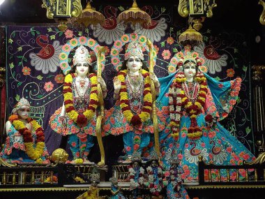 Tanrı Krishna ve Radha Rani 'nin güzel elbiseleri. İkisinin de güzel makyajı büyüleyici.