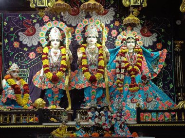 Tanrı Krishna ve Radha Rani 'nin güzel elbiseleri. İkisinin de güzel makyajı büyüleyici.