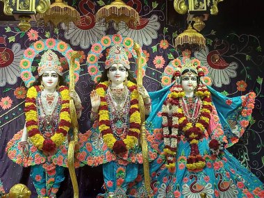 Tanrı Krishna ve Radha Rani 'nin güzel elbiseleri. İkisinin de güzel makyajı büyüleyici.