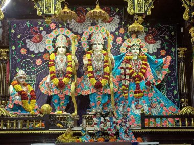 Tanrı Krishna ve Radha Rani 'nin güzel elbiseleri. İkisinin de güzel makyajı büyüleyici.