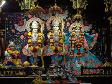 Tanrı Krishna ve Radha Rani 'nin güzel elbiseleri. İkisinin de güzel makyajı büyüleyici.