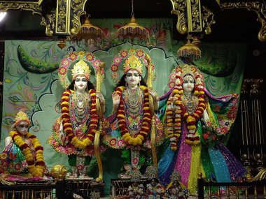 Tanrı Krishna ve Radha Rani 'nin güzel elbiseleri. İkisinin de güzel makyajı büyüleyici.