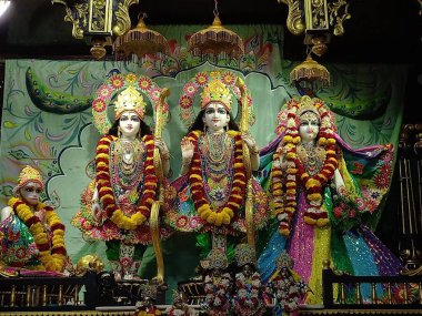 Tanrı Krishna ve Radha Rani 'nin güzel elbiseleri. İkisinin de güzel makyajı büyüleyici.