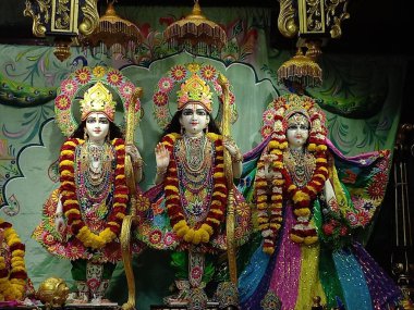 Tanrı Krishna ve Radha Rani 'nin güzel elbiseleri. İkisinin de güzel makyajı büyüleyici.