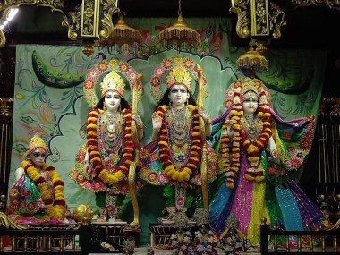 Tanrı Krishna ve Radha Rani 'nin güzel elbiseleri. İkisinin de güzel makyajı büyüleyici.