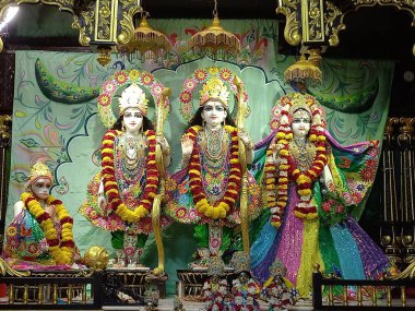 Tanrı Krishna ve Radha Rani 'nin güzel elbiseleri. İkisinin de güzel makyajı büyüleyici.