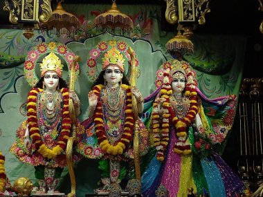 Tanrı Krishna ve Radha Rani 'nin güzel elbiseleri. İkisinin de güzel makyajı büyüleyici.