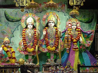 Tanrı Krishna ve Radha Rani 'nin güzel elbiseleri. İkisinin de güzel makyajı büyüleyici.