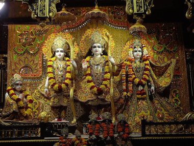 Tanrı Krishna ve Radha Rani 'nin güzel elbiseleri. İkisinin de güzel makyajı büyüleyici.