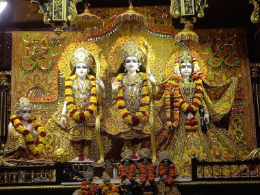 Tanrı Krishna ve Radha Rani 'nin güzel elbiseleri. İkisinin de güzel makyajı büyüleyici.