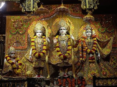 Tanrı Krishna ve Radha Rani 'nin güzel elbiseleri. İkisinin de güzel makyajı büyüleyici.