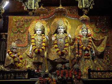 Tanrı Krishna ve Radha Rani 'nin güzel elbiseleri. İkisinin de güzel makyajı büyüleyici.