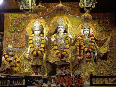 Tanrı Krishna ve Radha Rani 'nin güzel elbiseleri. İkisinin de güzel makyajı büyüleyici.