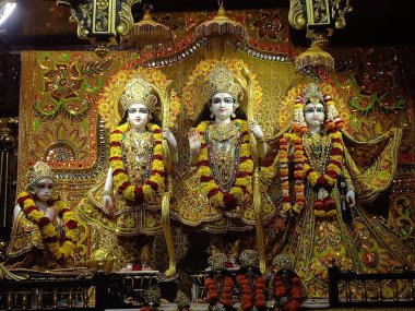 Tanrı Krishna ve Radha Rani 'nin güzel elbiseleri. İkisinin de güzel makyajı büyüleyici.