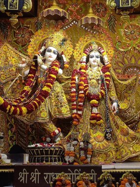 Tanrı Krishna ve Radha Rani 'nin güzel elbiseleri. İkisinin de güzel makyajı büyüleyici.