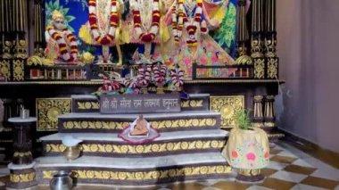 Ikcon Tapınağı 'ndaki Radha Govindji heykelleri. Ahmedabad, Gujarat, Hindistan. 