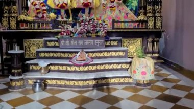 Ikcon Tapınağı 'ndaki Radha Govindji heykelleri. Ahmedabad, Gujarat, Hindistan. 