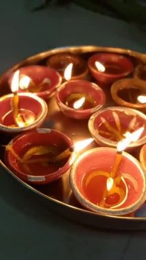 Hintliler Diwali festivalini kraker ve diyalarla kutluyorlar. 