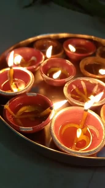 Inder Feiern Diwali Fest Mit Crackern Und Diyas Indien — Stockvideo