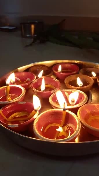 Ινδοί Γιορτάζουν Φεστιβάλ Diwali Κράκερ Και Diyas Ινδία — Αρχείο Βίντεο