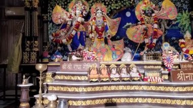 Ikcon Tapınağı 'ndaki Radha Govindji heykelleri. Ahmedabad, Gujarat, Hindistan. 