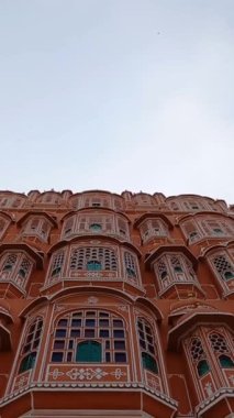 Hawa Mahal Jaipu, Rajasthan, Hindistan 'da yer almaktadır. 