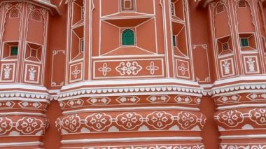 Hawa Mahal Jaipu, Rajasthan, Hindistan 'da yer almaktadır. 