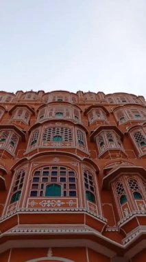 Hawa Mahal Jaipu, Rajasthan, Hindistan 'da yer almaktadır. 