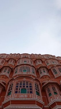 Hawa Mahal Jaipu, Rajasthan, Hindistan 'da yer almaktadır. 