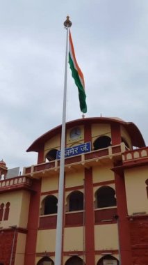 Hindistan bayrağı rüzgarda dalgalanıyor, Ajmer, Rajasthan, Hindistan 