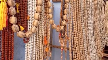 Tulsi Mala ya tahtadan ya da Tulsi bitkisinin tohumlarından yapılır. Tulsi (Kutsal Fesleğen), Hindistan 'ın en kutsal bitkilerindendir. Hindular Tulsi 'yi bir tanrıça (Lakshmi' nin bir tezahürü) olarak görüyorlar. 