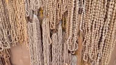 Tulsi Mala ya tahtadan ya da Tulsi bitkisinin tohumlarından yapılır. Tulsi (Kutsal Fesleğen), Hindistan 'ın en kutsal bitkilerindendir. Hindular Tulsi 'yi bir tanrıça (Lakshmi' nin bir tezahürü) olarak görüyorlar. 