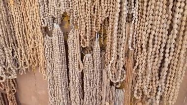 Tulsi Mala ya tahtadan ya da Tulsi bitkisinin tohumlarından yapılır. Tulsi (Kutsal Fesleğen), Hindistan 'ın en kutsal bitkilerindendir. Hindular Tulsi 'yi bir tanrıça (Lakshmi' nin bir tezahürü) olarak görüyorlar. 