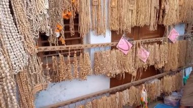 Tulsi Mala ya tahtadan ya da Tulsi bitkisinin tohumlarından yapılır. Tulsi (Kutsal Fesleğen), Hindistan 'ın en kutsal bitkilerindendir. Hindular Tulsi 'yi bir tanrıça (Lakshmi' nin bir tezahürü) olarak görüyorlar. 