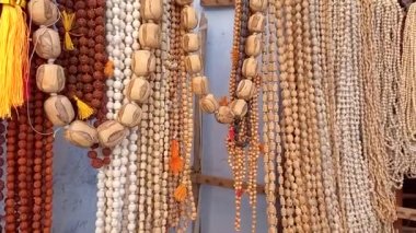 Tulsi Mala ya tahtadan ya da Tulsi bitkisinin tohumlarından yapılır. Tulsi (Kutsal Fesleğen), Hindistan 'ın en kutsal bitkilerindendir. Hindular Tulsi 'yi bir tanrıça (Lakshmi' nin bir tezahürü) olarak görüyorlar. 