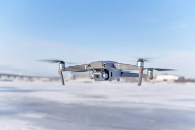 Saint Petersburg, Rusya. 13 Şubat 2019. Maviç 2 kış uçuşu sırasında dağılmış araziye karşı insansız hava aracı