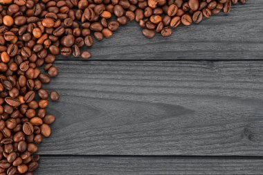 Kahve çekirdekleri ahşap masa manzaralı. Fotokopi alanı olan kahve temalı şablon ve arkaplan