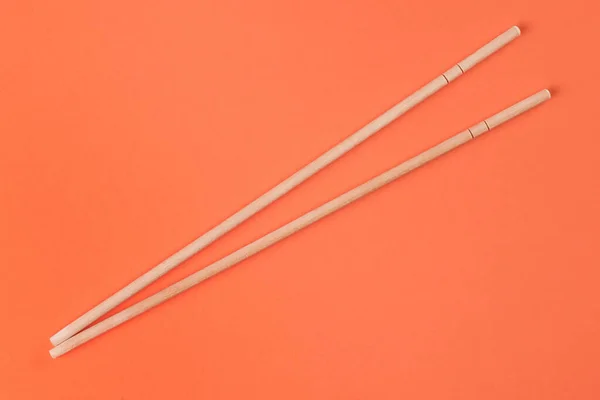 桃子背景上的筷子对 稀疏食物专题作曲摘要 — 图库照片