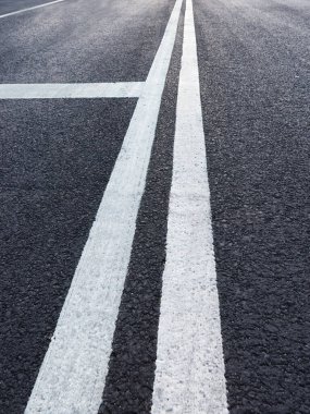 Beyaz lekeli asfalt yol perspektifi azalıyor