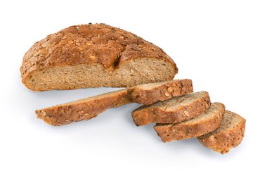 Dilimlenmiş taze pişmiş çavdar ekmeği. Geniş açı görünümü beyaz, kırpma yolu dahil