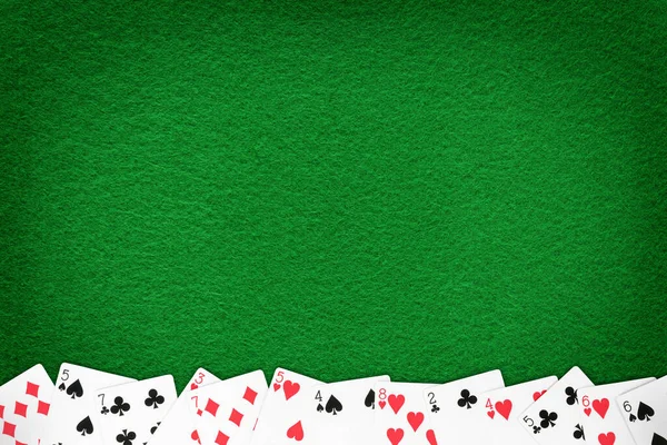 绿色赌场的餐桌摆满了纸牌 赌博主题模板和背景 — 图库照片