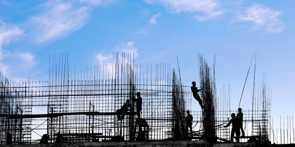 Arbetare Byggnaden Silhuetter Mot Blå Himmel Byggindustri Och Byggnad Byggtema — Stockfoto