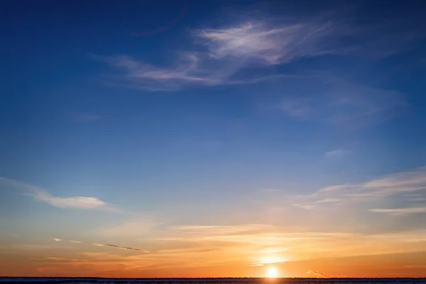 Parlak Renkli Kış Günbatımı Ufuktaki Sarı Bulutlar Mavi Gökyüzü — Stok fotoğraf